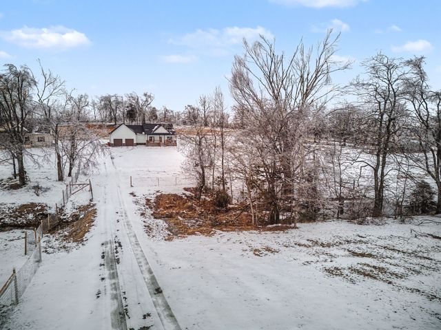 638 Howell Rd, Westmoreland, TN 37186