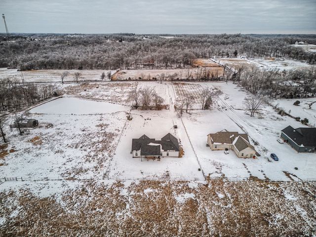 638 Howell Rd, Westmoreland, TN 37186