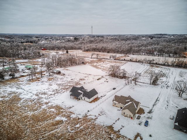 638 Howell Rd, Westmoreland, TN 37186