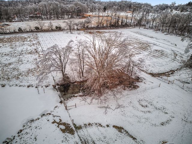 638 Howell Rd, Westmoreland, TN 37186