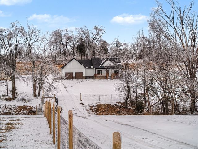 638 Howell Rd, Westmoreland, TN 37186