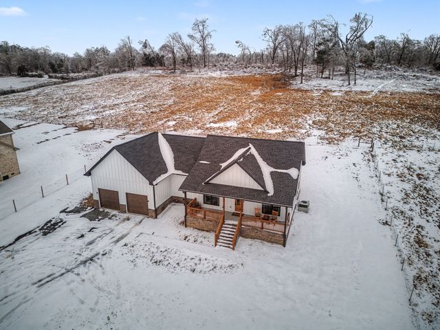 638 Howell Rd, Westmoreland, TN 37186