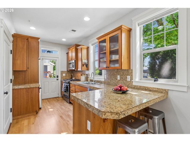 326 Ne MORGAN St 8-3, Portland, OR 97211