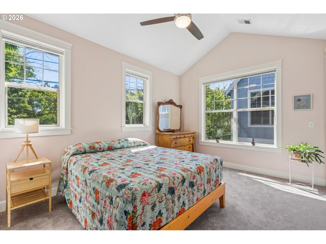 326 Ne MORGAN St 8-3, Portland, OR 97211