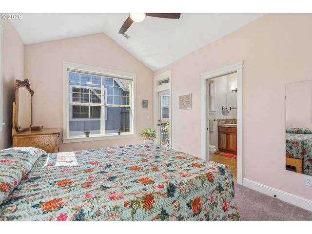 326 Ne MORGAN St 8-3, Portland, OR 97211