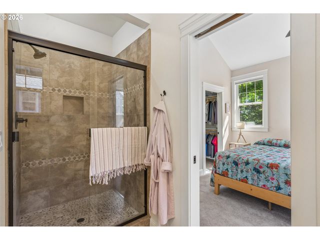 326 Ne MORGAN St 8-3, Portland, OR 97211