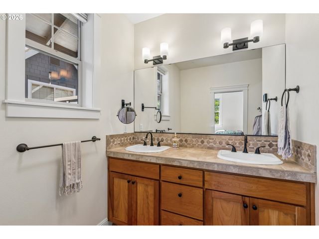 326 Ne MORGAN St 8-3, Portland, OR 97211