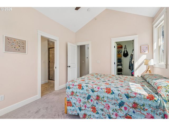 326 Ne MORGAN St 8-3, Portland, OR 97211