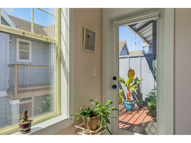 326 Ne MORGAN St 8-3, Portland, OR 97211