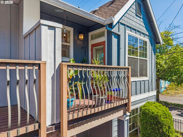 326 Ne MORGAN St 8-3, Portland, OR 97211