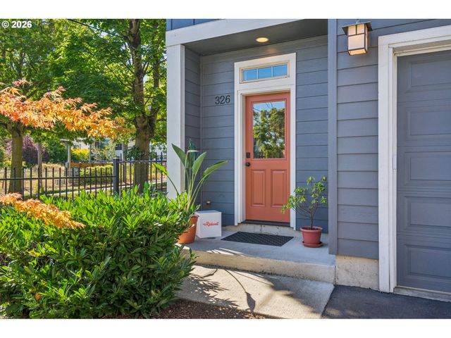 326 Ne MORGAN St 8-3, Portland, OR 97211