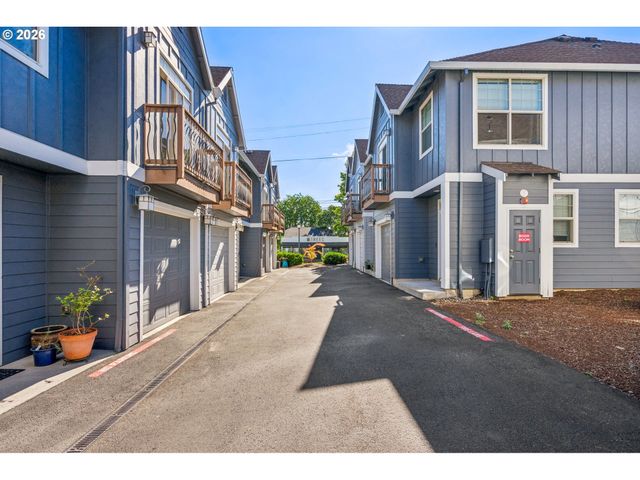 326 Ne MORGAN St 8-3, Portland, OR 97211