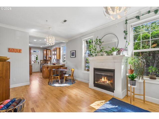 326 Ne MORGAN St 8-3, Portland, OR 97211