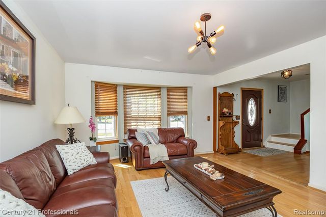 808 Oak Ridge Court, Brighton, MI 48116