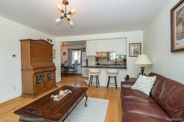 808 Oak Ridge Court, Brighton, MI 48116