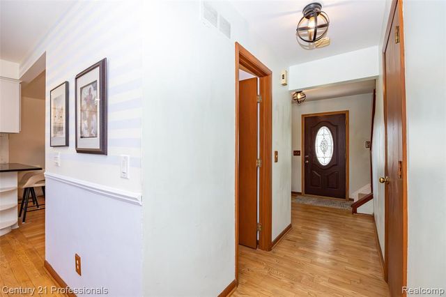 808 Oak Ridge Court, Brighton, MI 48116