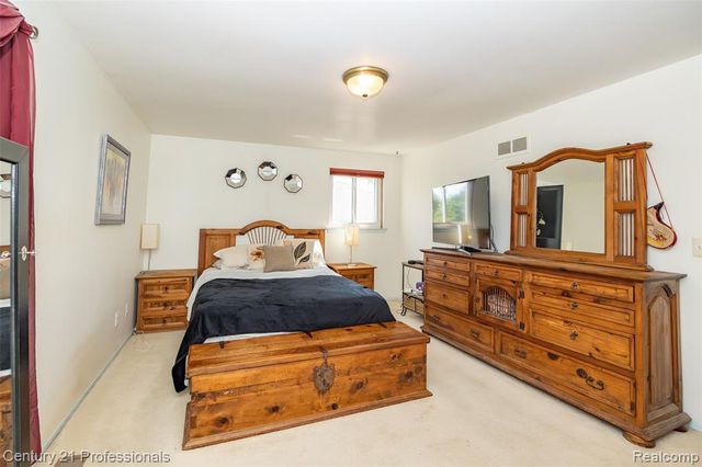 808 Oak Ridge Court, Brighton, MI 48116