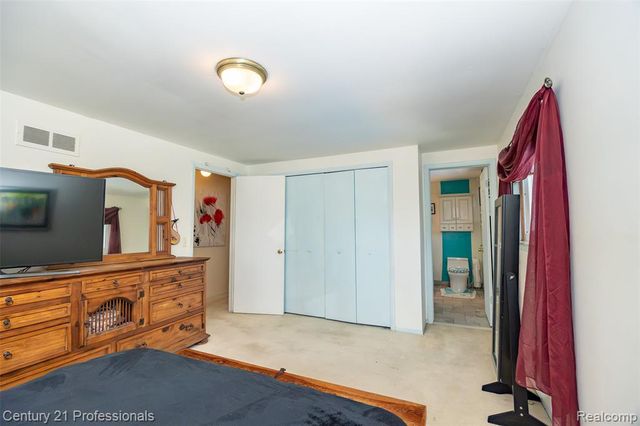 808 Oak Ridge Court, Brighton, MI 48116