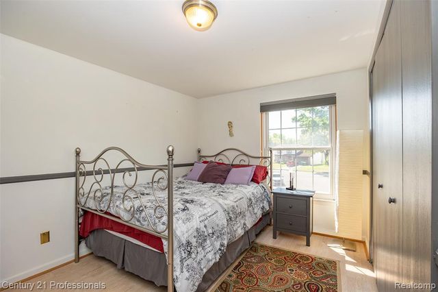 808 Oak Ridge Court, Brighton, MI 48116
