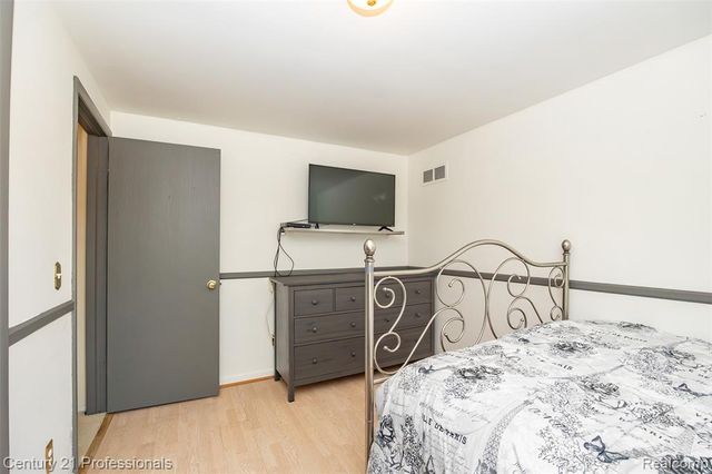 808 Oak Ridge Court, Brighton, MI 48116