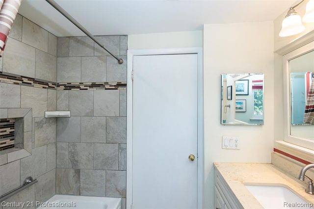 808 Oak Ridge Court, Brighton, MI 48116