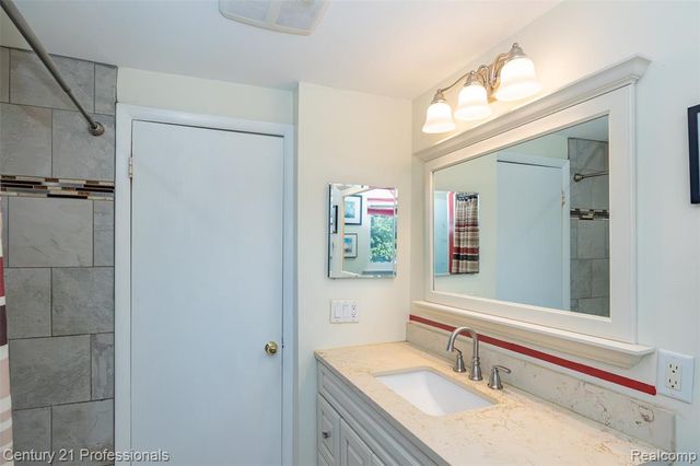 808 Oak Ridge Court, Brighton, MI 48116