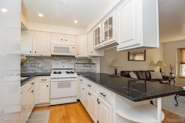 808 Oak Ridge Court, Brighton, MI 48116