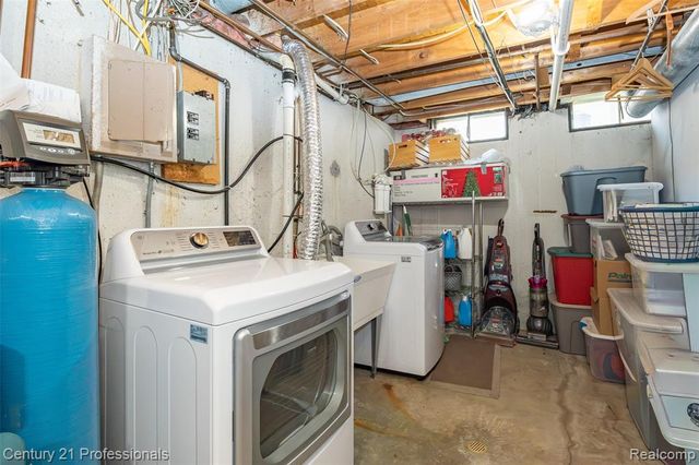 808 Oak Ridge Court, Brighton, MI 48116