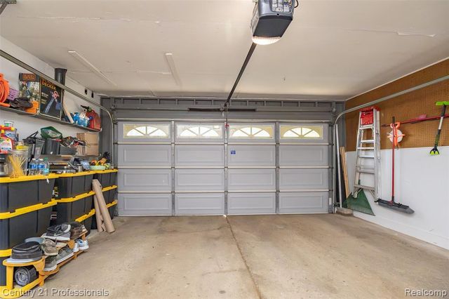 808 Oak Ridge Court, Brighton, MI 48116