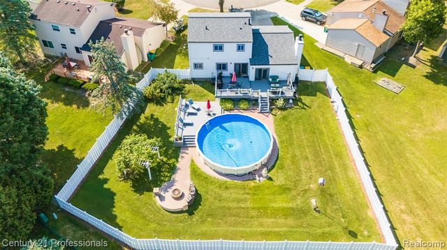 808 Oak Ridge Court, Brighton, MI 48116