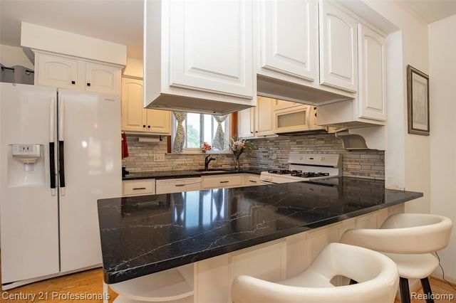 808 Oak Ridge Court, Brighton, MI 48116