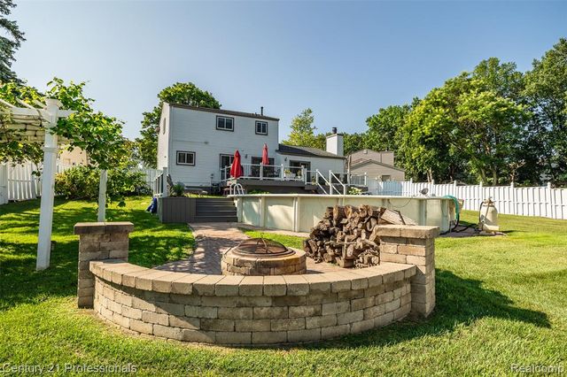 808 Oak Ridge Court, Brighton, MI 48116