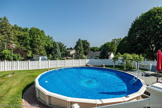 808 Oak Ridge Court, Brighton, MI 48116