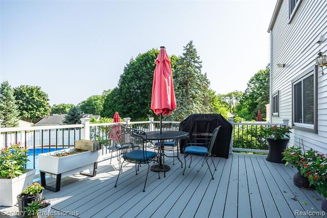 808 Oak Ridge Court, Brighton, MI 48116