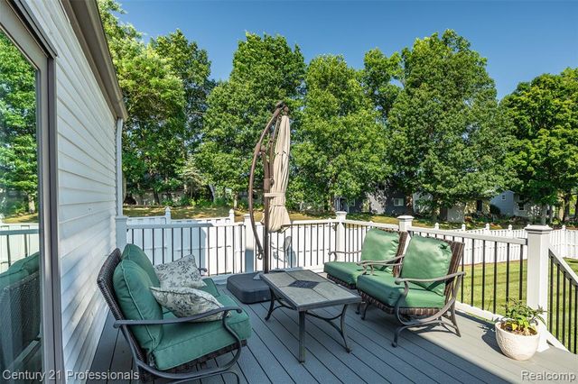 808 Oak Ridge Court, Brighton, MI 48116