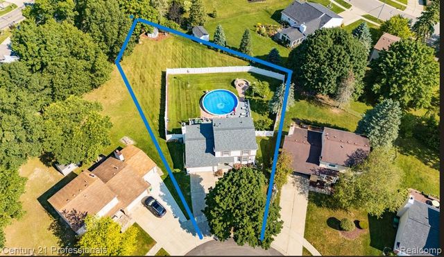 808 Oak Ridge Court, Brighton, MI 48116