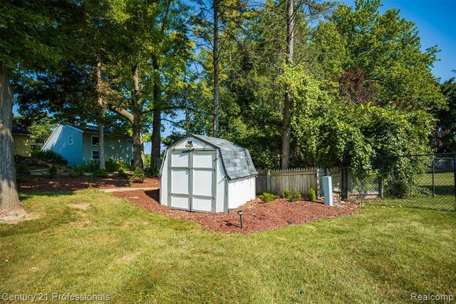 808 Oak Ridge Court, Brighton, MI 48116