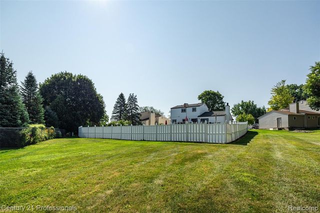 808 Oak Ridge Court, Brighton, MI 48116