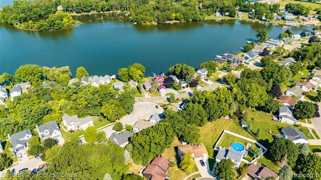 808 Oak Ridge Court, Brighton, MI 48116