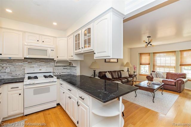 808 Oak Ridge Court, Brighton, MI 48116