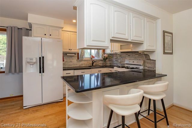 808 Oak Ridge Court, Brighton, MI 48116