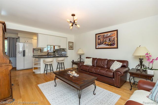 808 Oak Ridge Court, Brighton, MI 48116