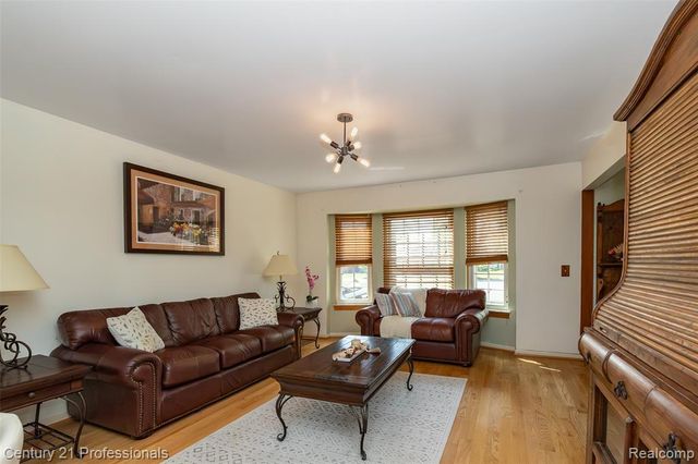 808 Oak Ridge Court, Brighton, MI 48116