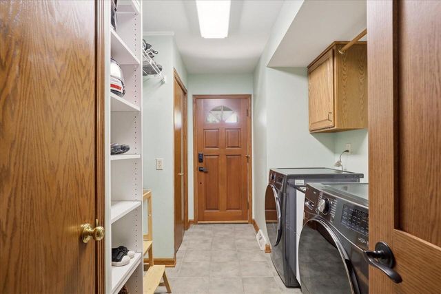 W343N6980 W Circle DRIVE, Oconomowoc, WI 53066