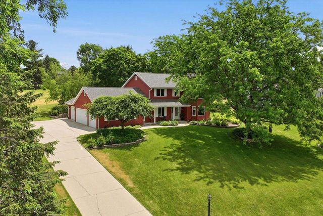 W343N6980 W Circle DRIVE, Oconomowoc, WI 53066