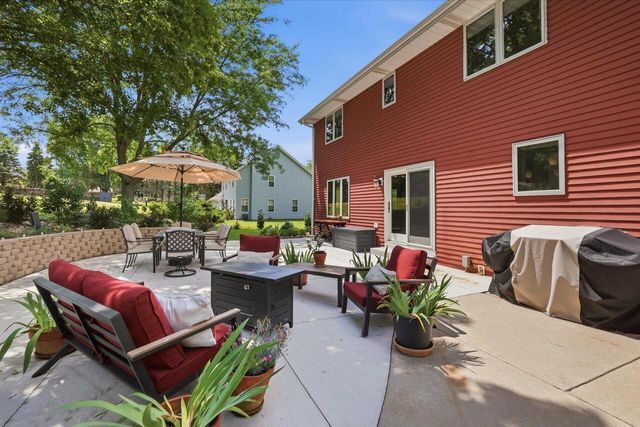 W343N6980 W Circle DRIVE, Oconomowoc, WI 53066