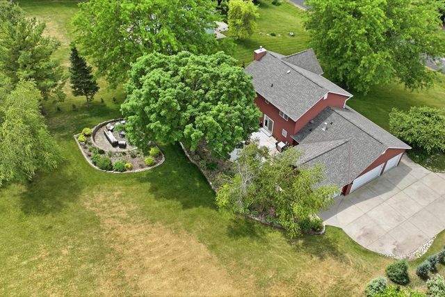 W343N6980 W Circle DRIVE, Oconomowoc, WI 53066
