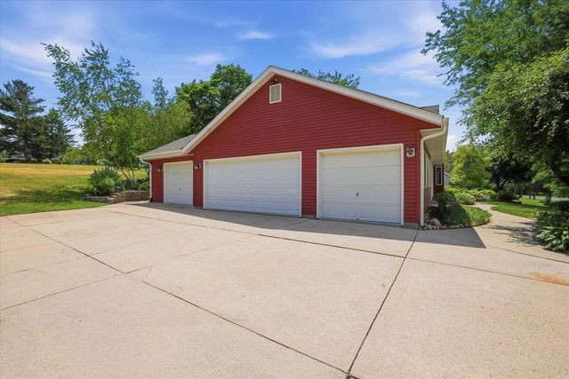 W343N6980 W Circle DRIVE, Oconomowoc, WI 53066