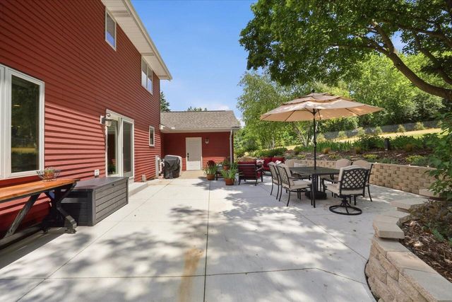 W343N6980 W Circle DRIVE, Oconomowoc, WI 53066