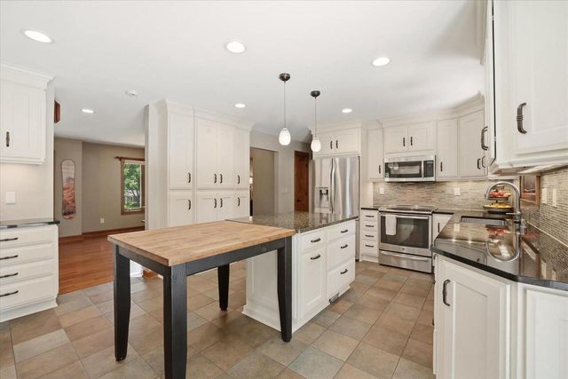 W343N6980 W Circle DRIVE, Oconomowoc, WI 53066